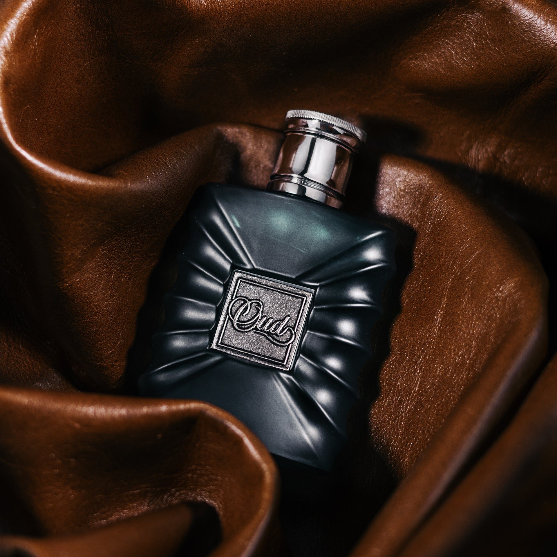 Botella Croxatto Oud con cuero